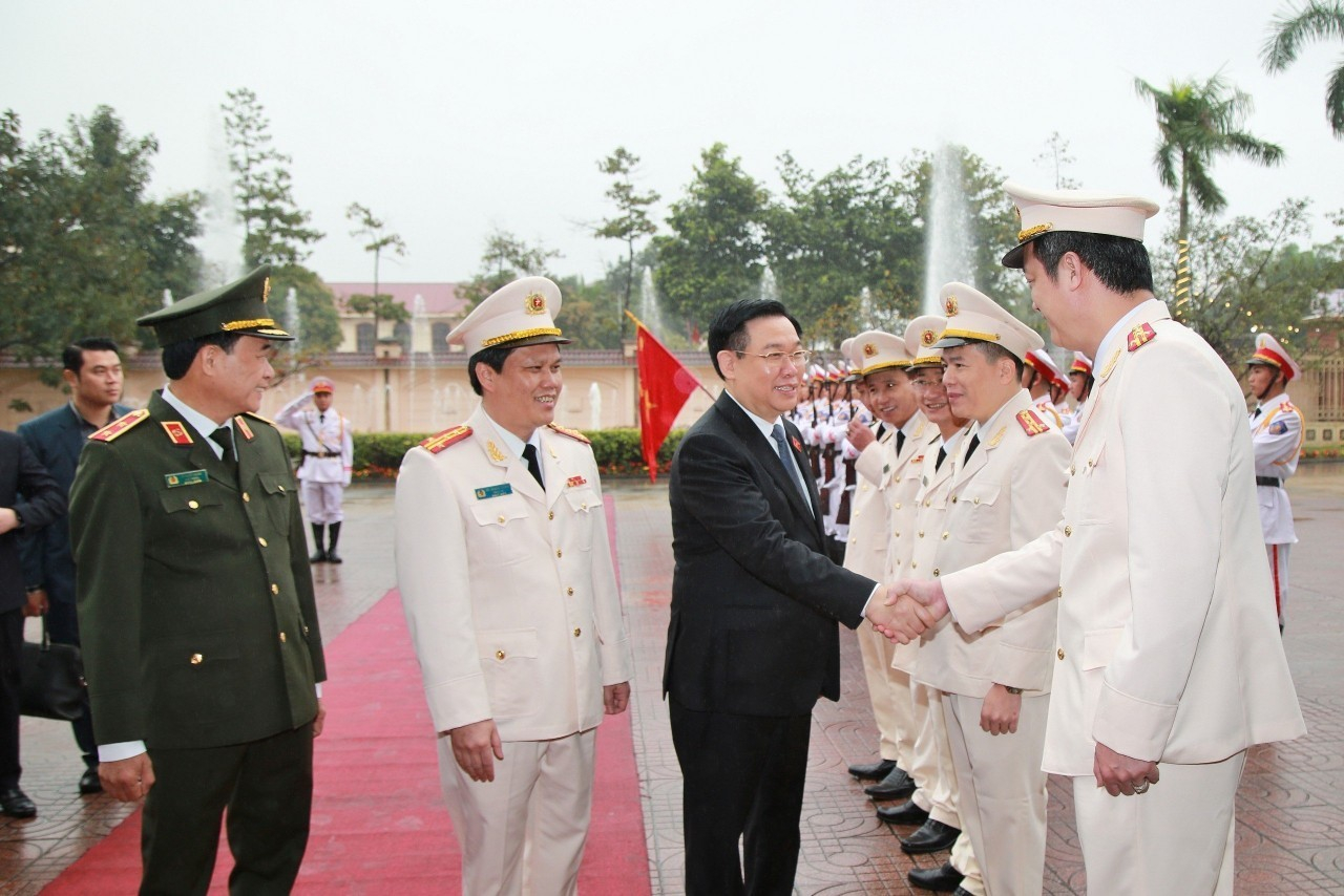 Chủ tịch Quốc hội thăm, chúc tết Công an tỉnh Nghệ An.