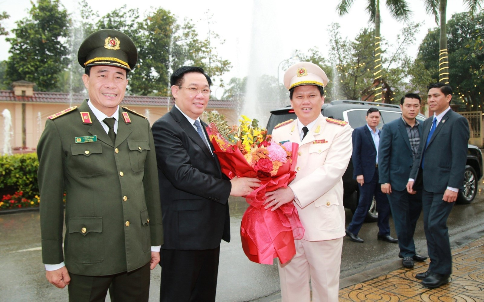 Công an tỉnh Nghệ An tặng hoa chào mừng Chủ tịch Quốc hội.