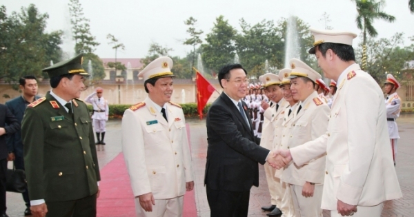 Chủ tịch Quốc hội Vương Đình Huệ thăm và chúc Tết Công an tỉnh Nghệ An