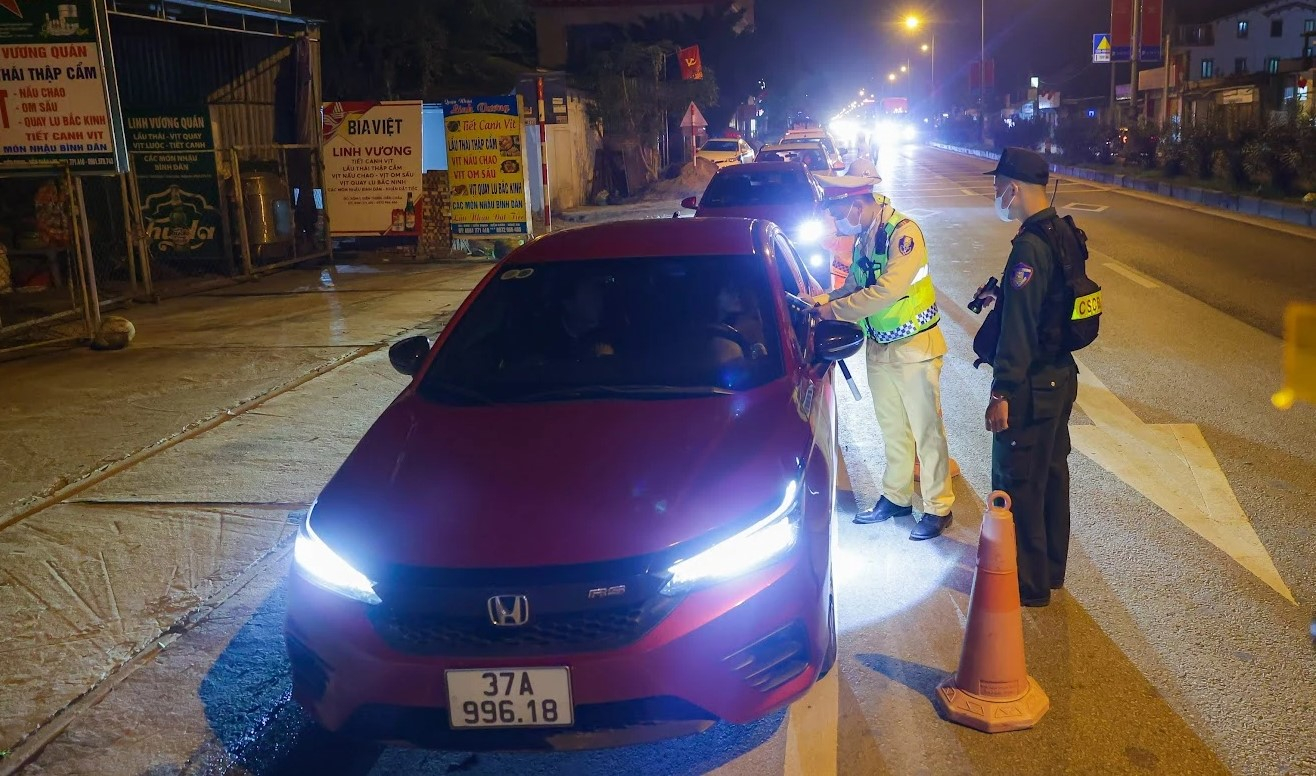 Cảnh sát giao thông Nghệ An trực 100% quân số, kiểm tra nồng độ cồn xuyên Tết.