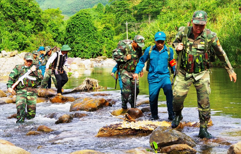 Chiến sĩ bộ đội biên phòng và dân quân các xã biên giới vẫn tuần tra, kiểm soát địa bàn ngày Tết.