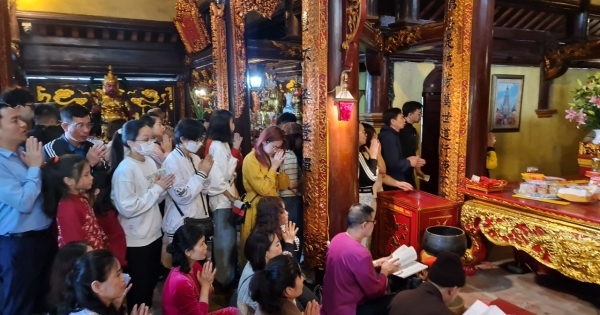Hàng nghìn du khách về đền Cửa Ông dâng lễ đầu xuân
