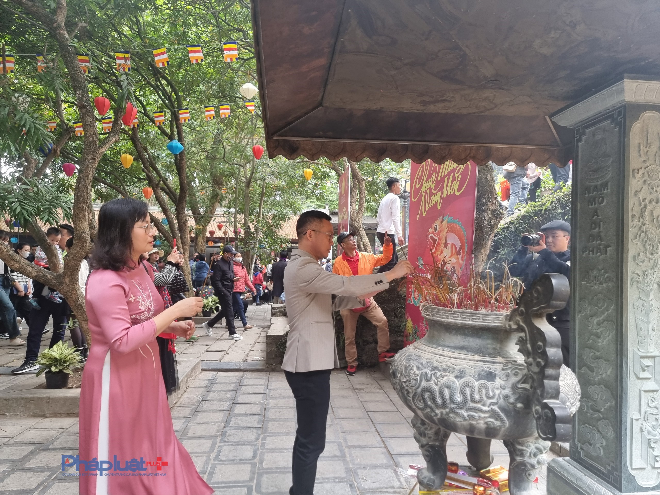 Nhiều du khách lựa chọn Chùa Phật tích làm điểm du xuân, chiêm bái đầu năm mới.