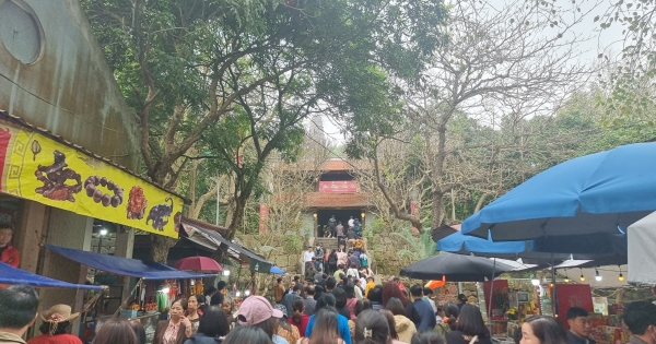 Chùa Phật Tích đón hàng ngàn lượt du khách vãn cảnh, lễ phật