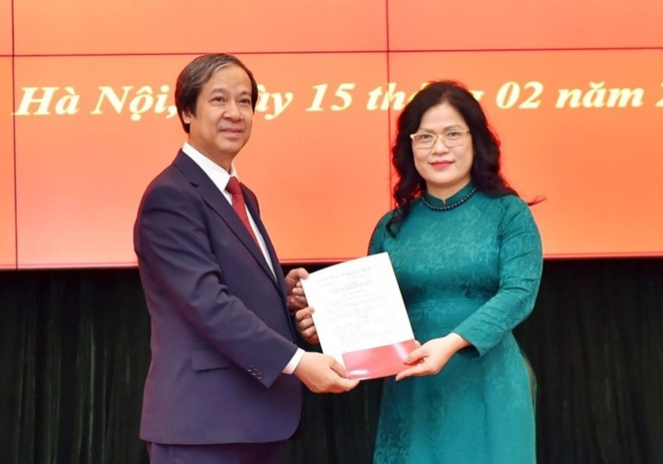 Tân Thứ trưởng Bộ GD&amp;amp;ĐT Nguyễn Thị Kim Chi (người bên phải) nhận Quyết định bổ nhiệm.