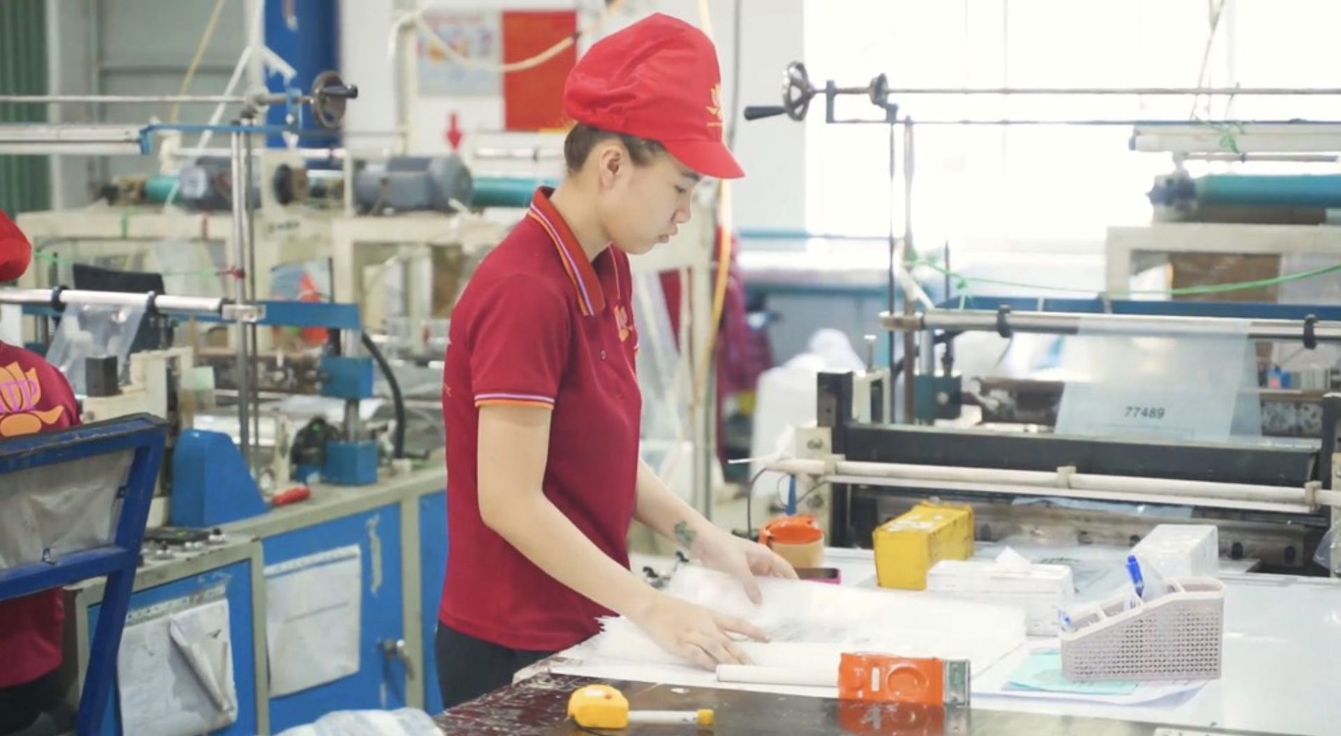 Công nhân đang tham gia sản xuất tại Công ty bao bì Ngọc Thanh Phước. KCN Hố Nai (huyện Trảng Bom)