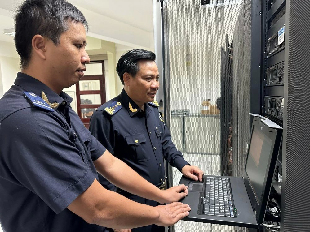 Cục trưởng Cục Hải quan Đồng Nai Lê Văn Thung (bên phải) kiểm tra hệ thống dữ liệu của ngành Hải quan.