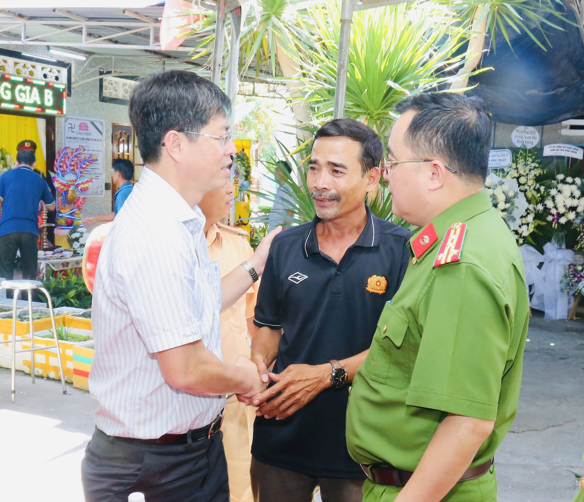 Phó Chủ tịch UBND tỉnh Nguyễn Hồng Hải thăm hỏi, động viên gia đình.