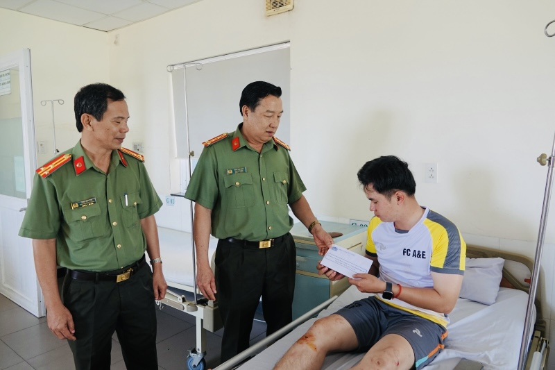 Đại tá Trần Văn Mười, Phó giám đốc Công an Bình Thuận đến thăm hỏi động viên Trung úy Trần Đức Lâm đang điều trị tại bệnh viện.