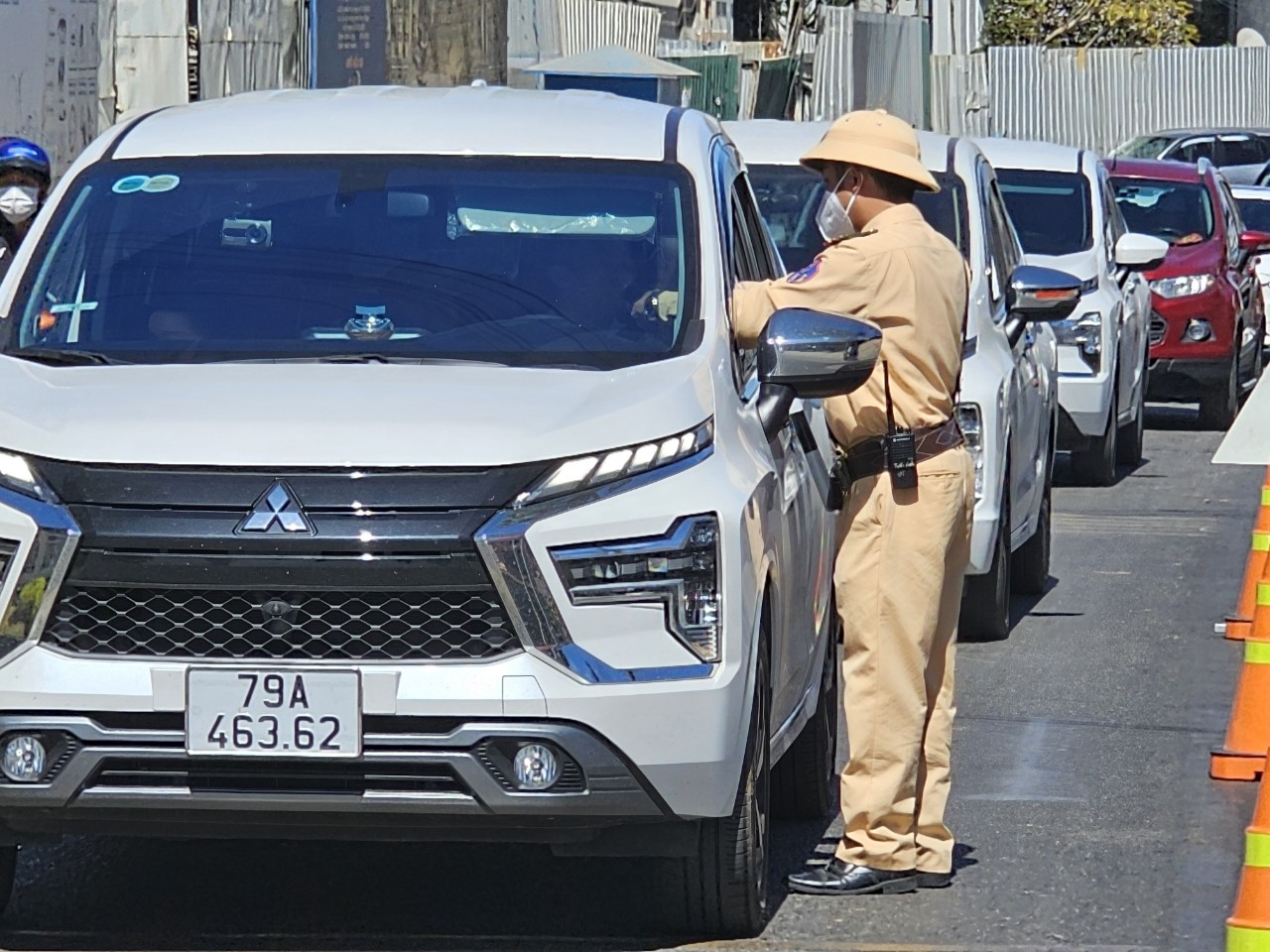 Lực lượng CSGT Kiểm tra nồng độ cồn đối với tài xê ô tô.