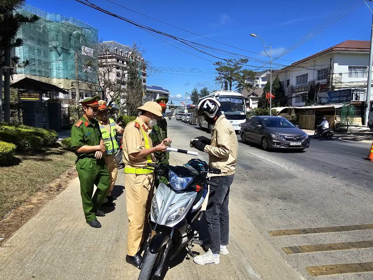 Lượng phương tiện đổ về Lâm Đồng dịp Tết tăng mạnh.