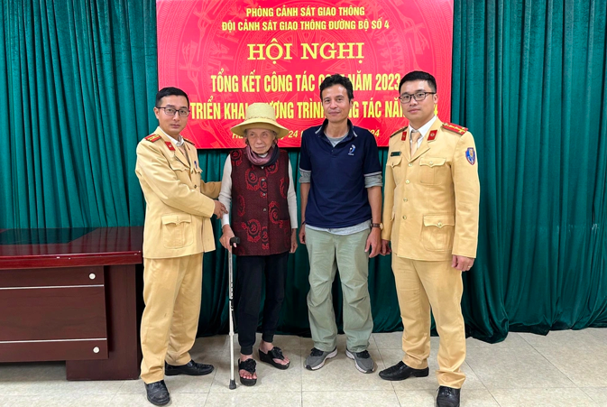 Hà Nội: Cán bộ Đội CSGT số 4 giúp đỡ cụ bà 84 tuổi bị lạc đường trở về nhà