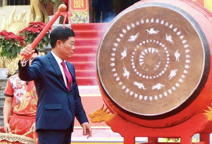 Ông Nguyễn Huy Hoàng - Chủ tịch huyện Thuỷ Nguyên đánh trống Khai hội
