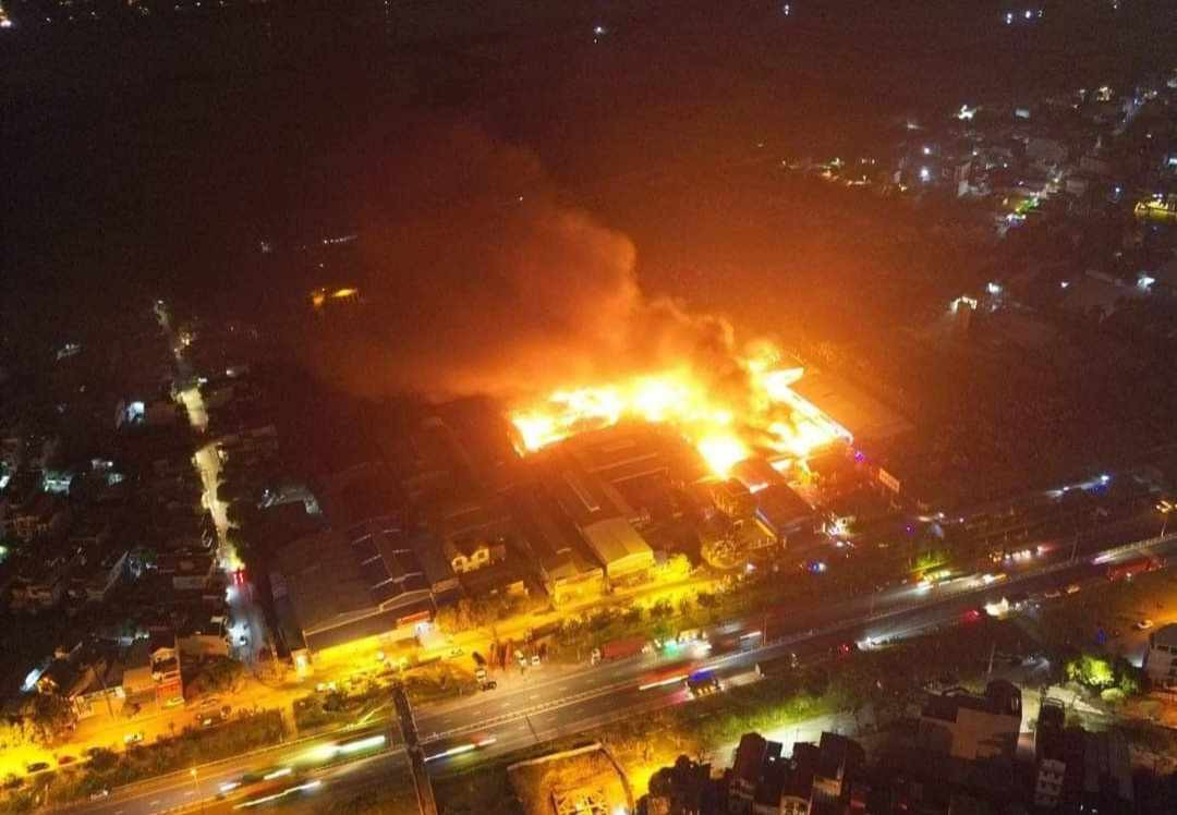 Công ty xảy ra cháy nằm ở trung tâm TP Hải  Dương, cạnh  nhiều nhà máy sản xuất cũ và khu dân cư.