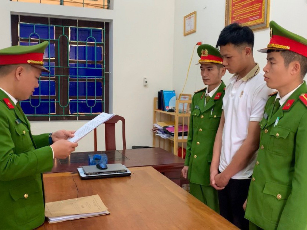 Tống đạt Quyết định khởi tố bị can đối với Nguyễn Tuấn Thành.