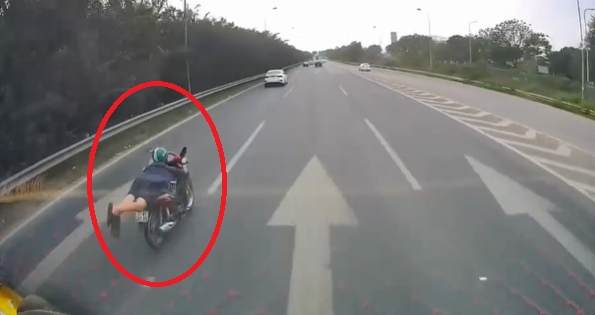Video: Nam thanh niên đi xe máy đùa giỡn với "tử thần" trên Đại lộ Thăng Long