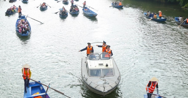 Kiểm soát chặt hoạt động hơn 4.000 chiếc đò, thuyền tại chùa Hương