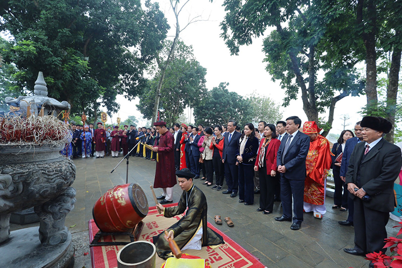 Chủ tịch UBND huyện Ba Vì Đỗ Mạnh Hưng cẩn cáo tới đức thánh Tản Viên Sơn Thánh.