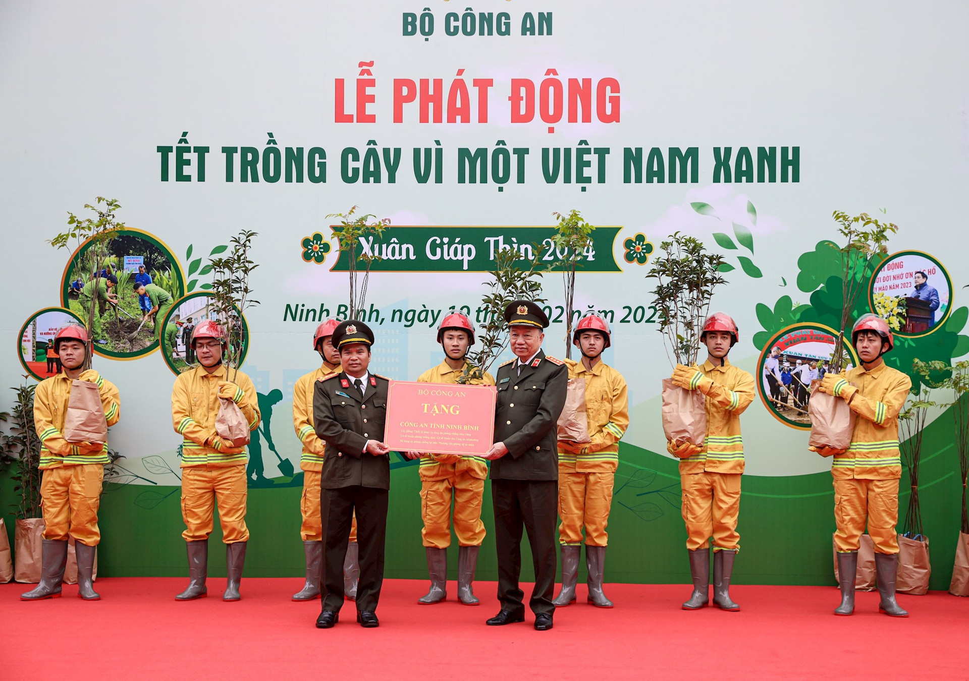 Bộ trưởng Bộ Công an Tô Lâm trao tặng cây giống cho Công an tỉnh Ninh Bình.