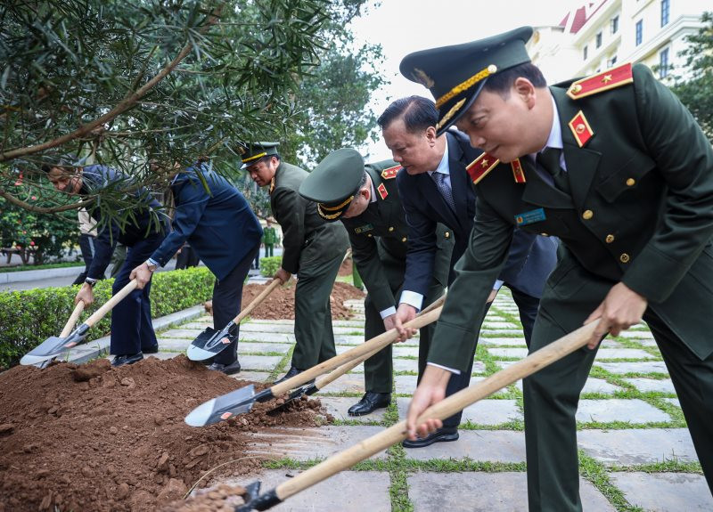 Bộ trưởng Bộ Công an Tô Lâm, Bí thư Thành ủy Hà Nội Đinh Tiến Dũng cùng các đại biểu trồng cây trong khuôn viên Công an tỉnh Ninh Bình.
