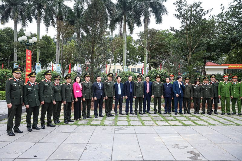 Bộ trưởng Bộ Công an Tô Lâm và Bí thư Thành ủy Hà Nội Đinh Tiến Dũng cùng các đại biểu tại lễ phát động Tết trồng cây.