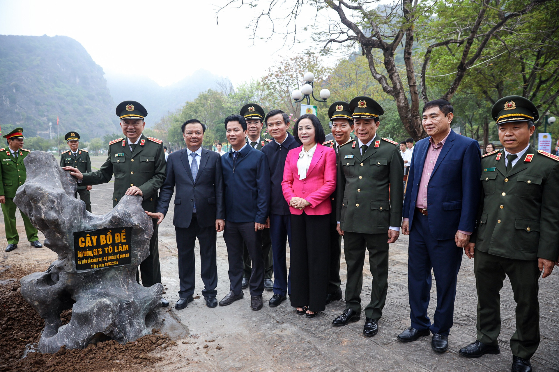 Bộ trưởng Tô Lâm cùng các đại biểu trồng cây tại Khu di tích Quốc gia đặc biệt Cố đô Hoa Lư. Ảnh: Báo CAND