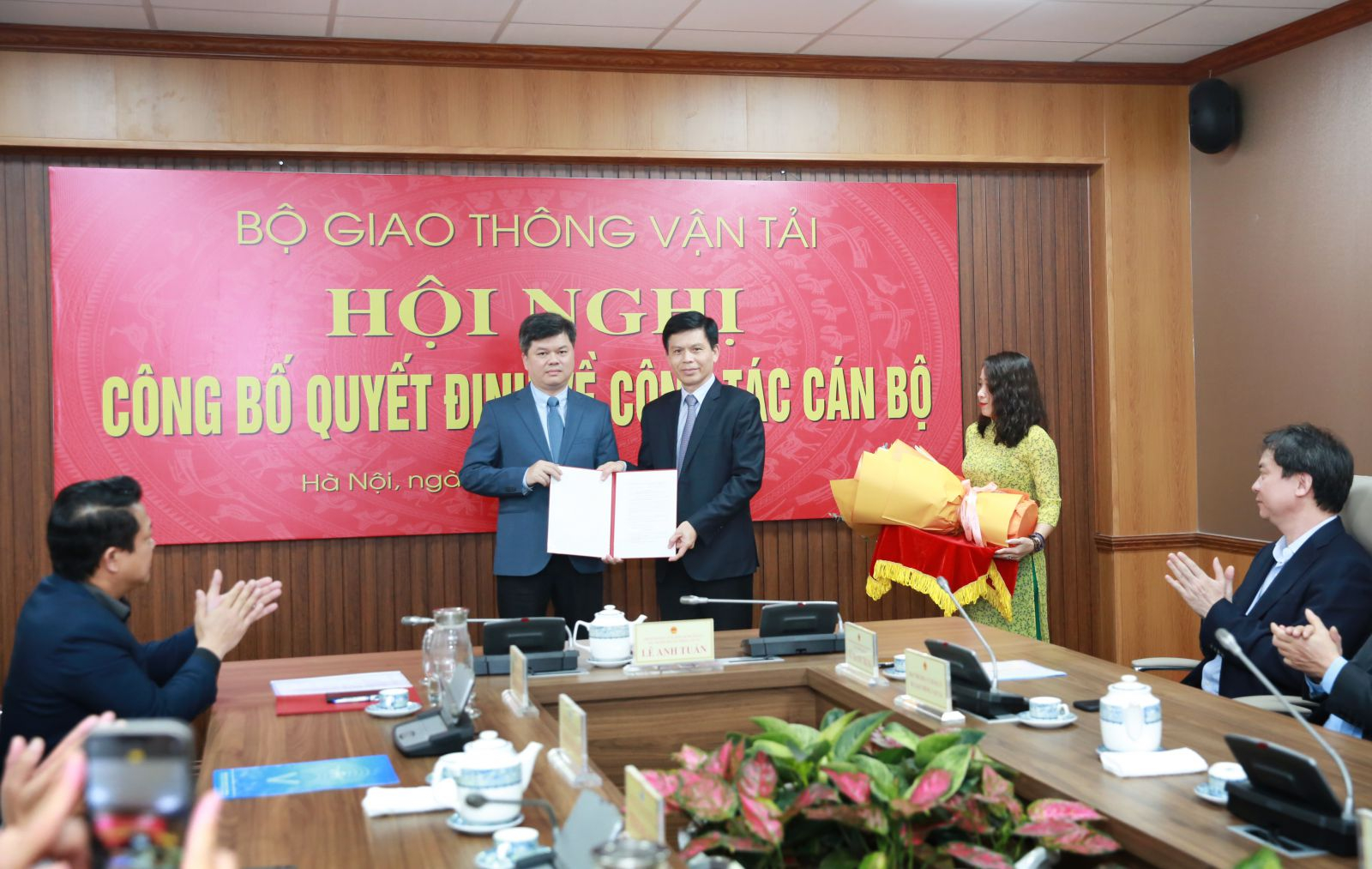 Thứ trưởng Lê Anh Tuấn trao quyết định Thành viên Hội đồng thành viên VATM  cho ông Nguyễn Công Long