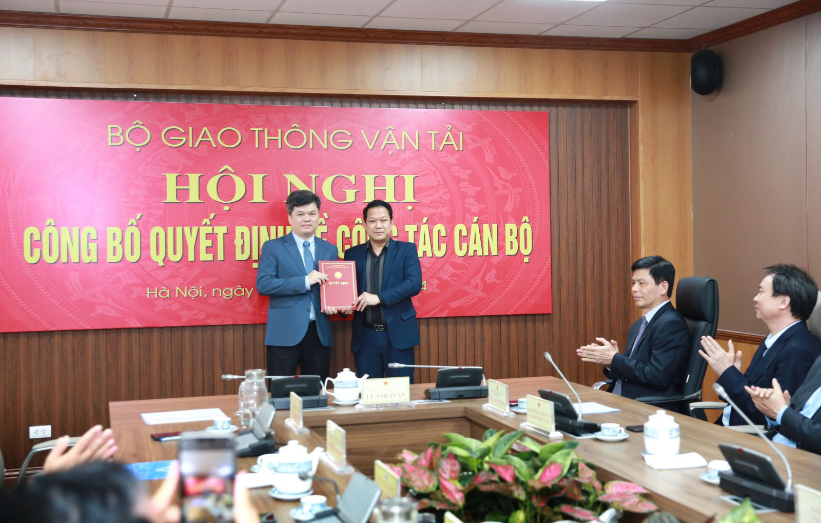 Chủ tịch Hội đồng thành viên Lê Hoàng Minh   trao Quyết định bổ nhiệm ông Nguyễn Công Long giữ chức Tổng Giám đốc VATM