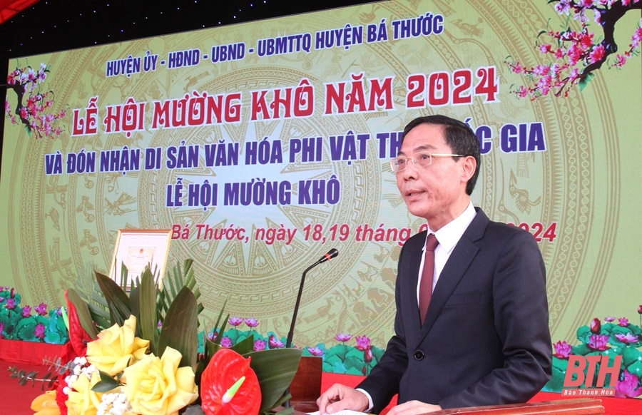 Phó Chủ tịch UBND tỉnh Đầu Thanh Tùng phát biểu tại Lễ hội Mường Khô. (Ảnh: BTH)