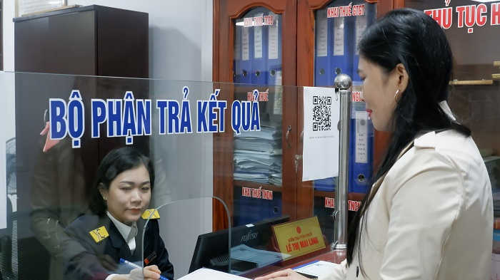 Giao dịch tại bộ phận một cửa Cục Thuế tỉnh Hà Tĩnh.