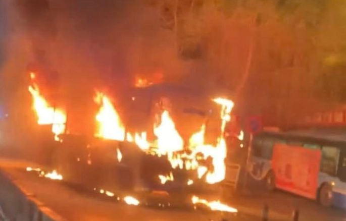 Hà Nội: Xe buýt phát hỏa bốc cháy dữ dội trong đêm
