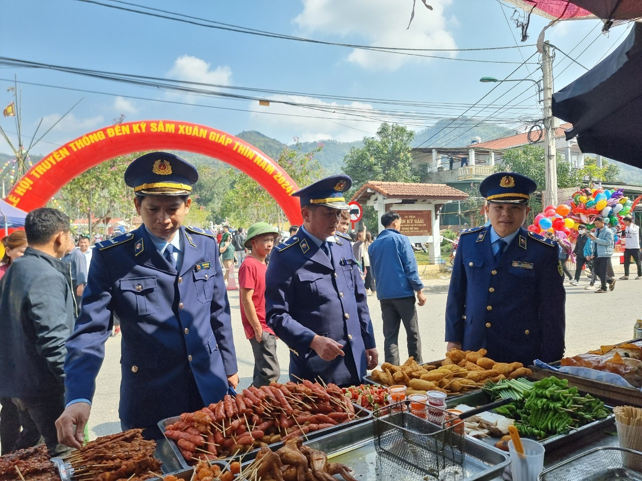 Đội QLTT số 1 kiểm tra an toàn thực phẩm tại lễ hội Đền Kỳ Sầm, xã Vĩnh Quang, thành phố Cao Bằng.