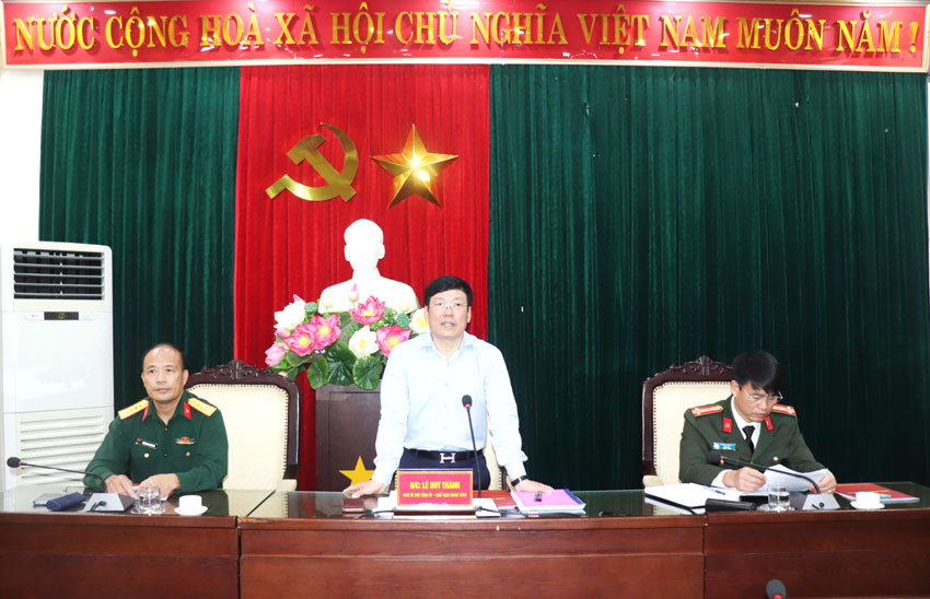 Ông Lê Duy Thành, Phó Bí thư Tỉnh uỷ, Chủ tịch UBND Tỉnh, Chủ tịch Hội đồng nghĩa vụ quân sự Tỉnh phát biểu chỉ đạo tại buổi kiểm tra