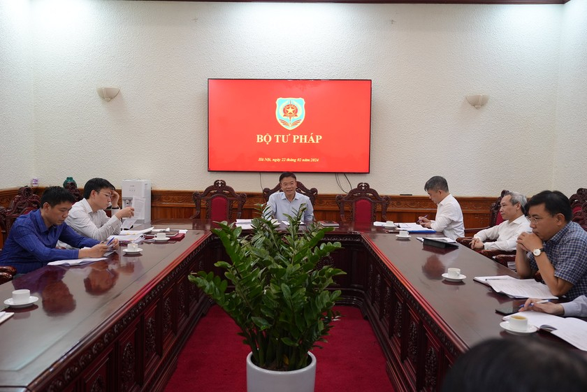 Bộ trưởng Bộ Tư pháp Lê Thành Long chủ trì cuộc họp chuẩn bị tổ chức Hội nghị triển khai thi hành Luật Đất đai năm 2024 của ngành Tư pháp. (Ảnh: T.Oanh)