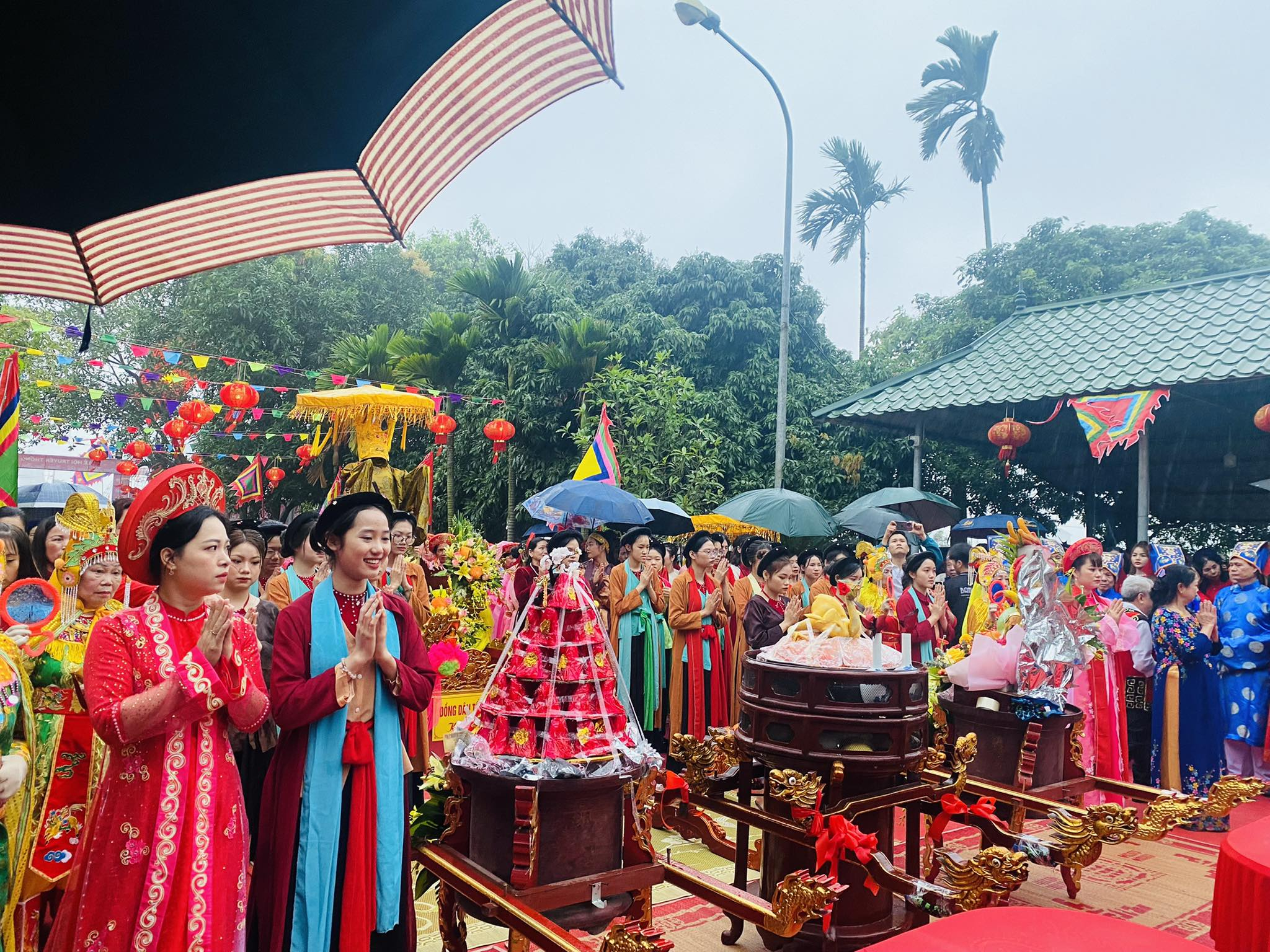 Người dân rước lễ đến Khu di tích lịch sử quốc gia Lăng Văn Sơn - Miếu Voi Phục (xã Tân Hội, huyện Đan Phượng, Hà Nội).