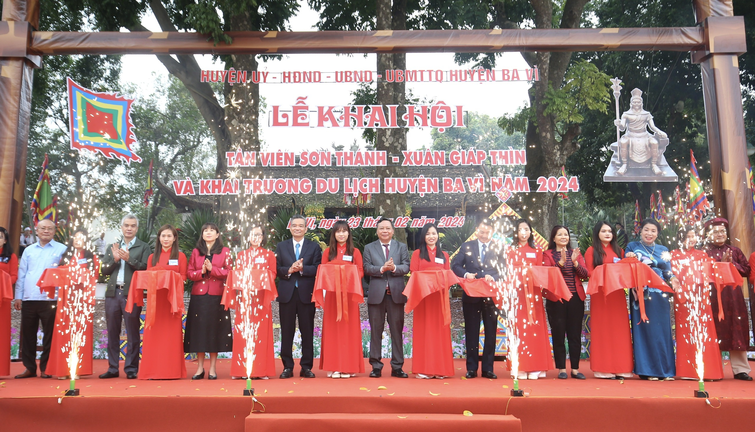 Sáng 23/2, tại đền Hạ thuộc xã Minh Quang, huyện Ba Vì, Hà Nội đã diễn ra Lễ khai hội Tản Viên Sơn Thánh - Xuân Giáp Thìn và khai trương du lịch huyện Ba Vì năm 2024.