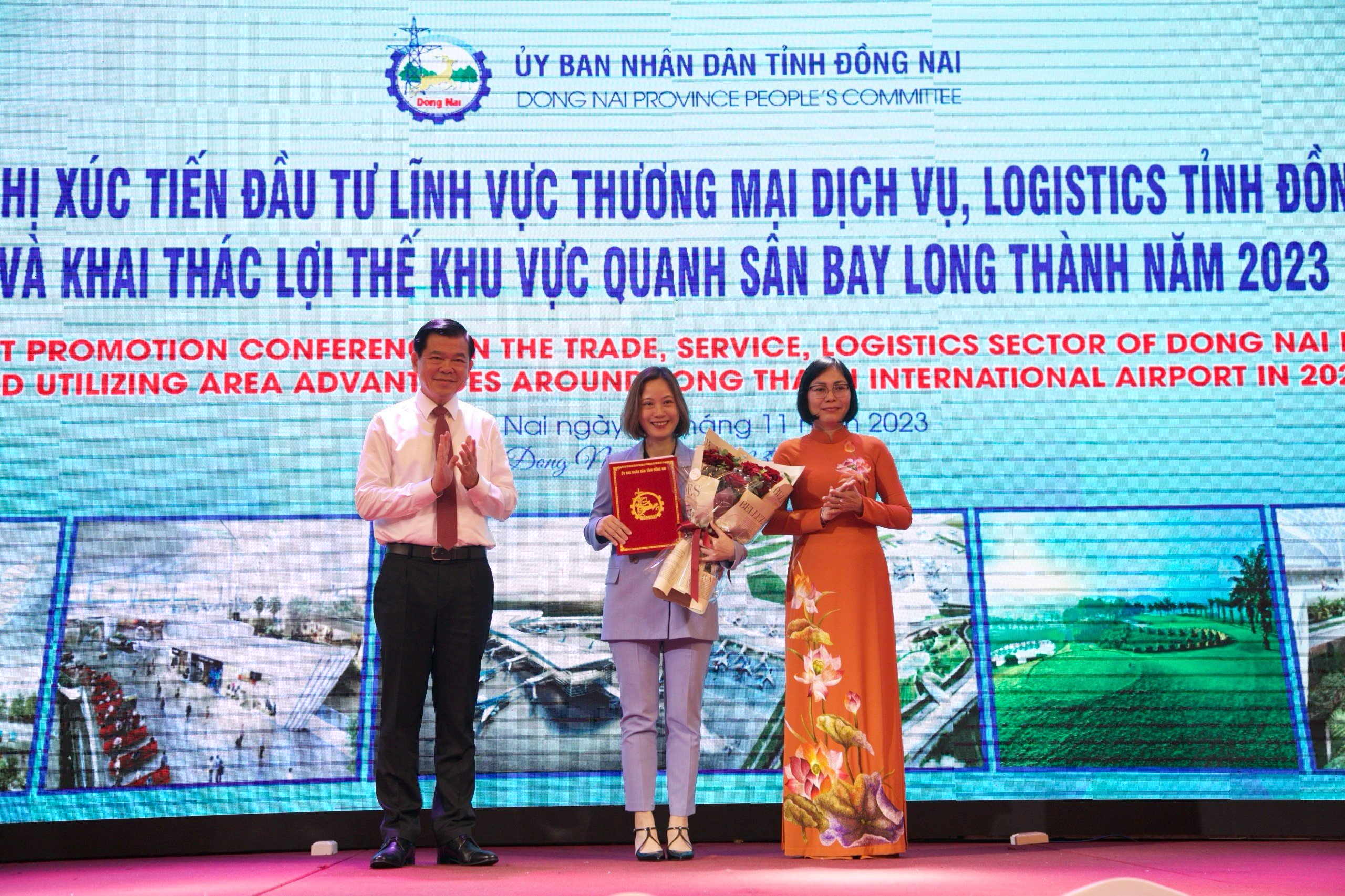 Bí thư Tỉnh uỷ Nguyễn Hồng Lĩnh và Phó Chủ tịch UBND tỉnh Nguyễn Thị Hoàng trao giấy chứng nhận đầu tư cho doanh nghiệp trong năm 2023.