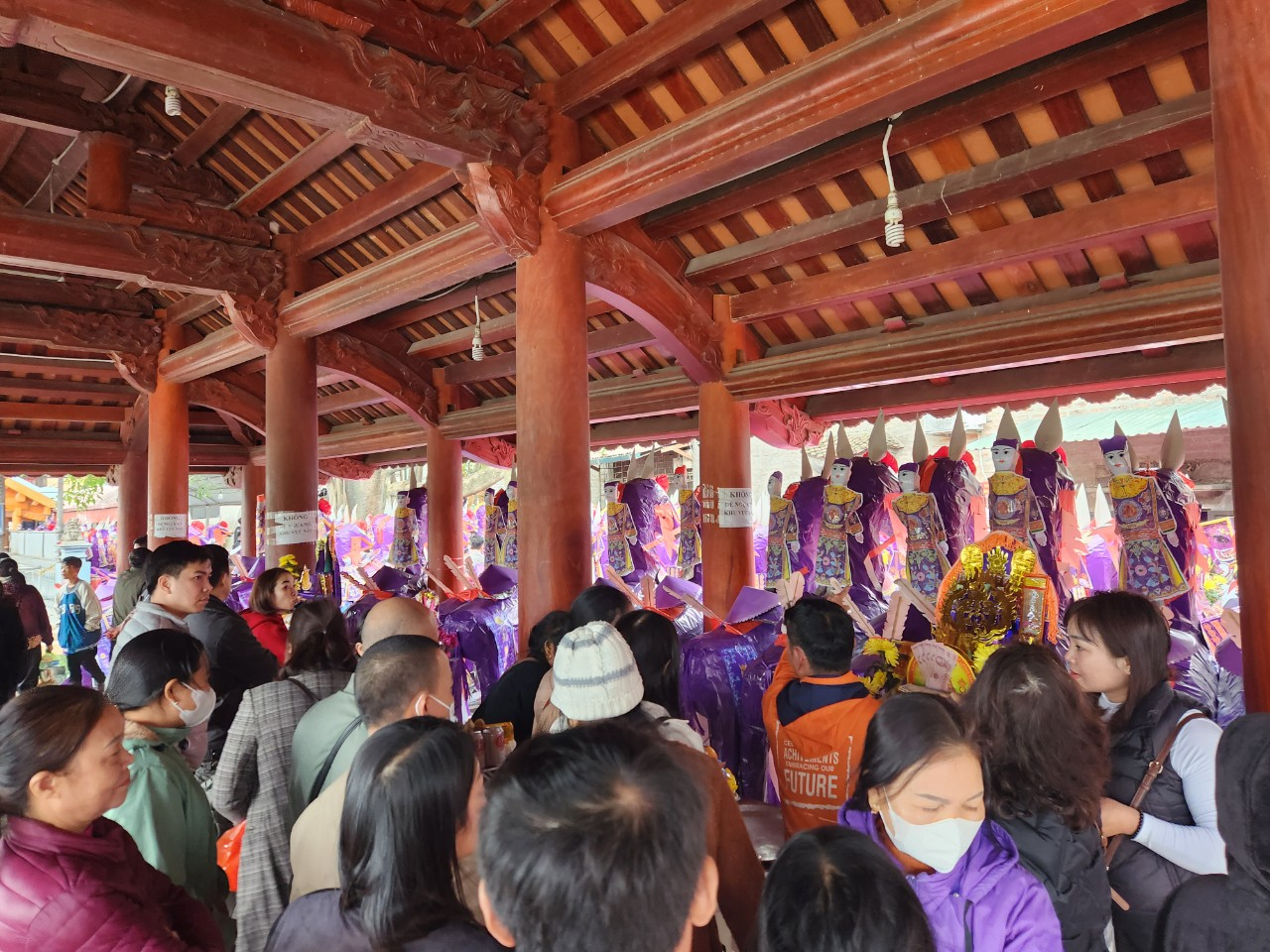 Nắm bắt nhu cầu của du khách thập phương khi về dâng lễ tại đền Bảo Hà, những năm gần đây, dịch vụ sắm lễ tại đền (nhất là cỗ ngựa tím, quần áo) đã trở nên phổ biến.