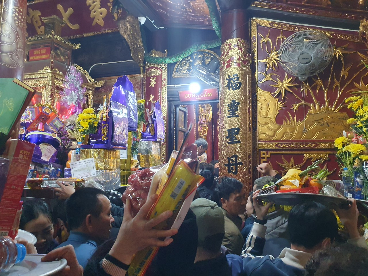Nhiều người năm ngoái đến đền Bảo Hà xin lộc nên đầu xuân 2024 đã quay trở lại lễ tạ. Ảnh: Đinh Đại