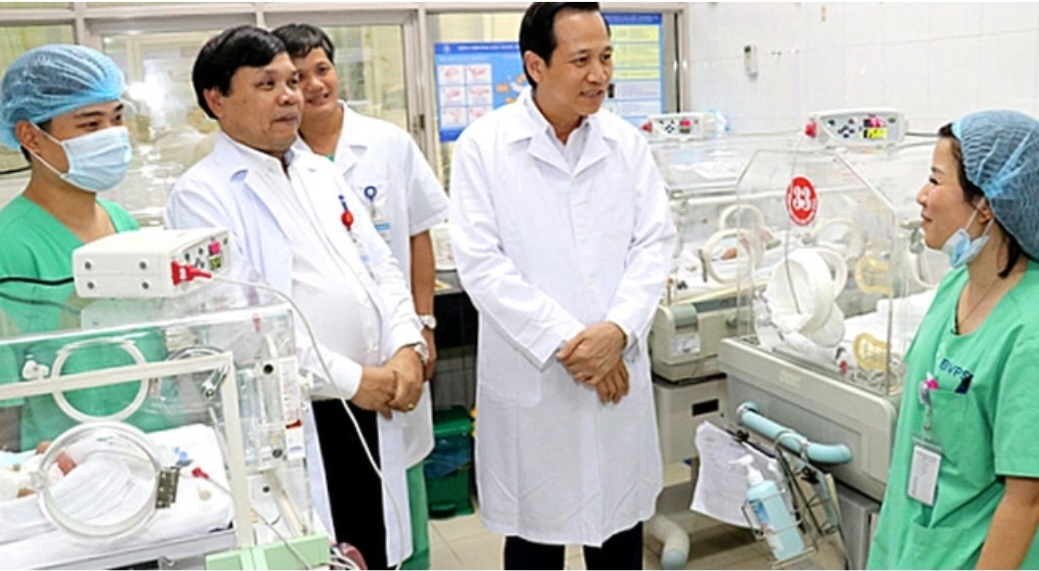 Bộ trưởng Đào Ngọc Dung thăm các y bác sĩ (Ảnh tư liệu)