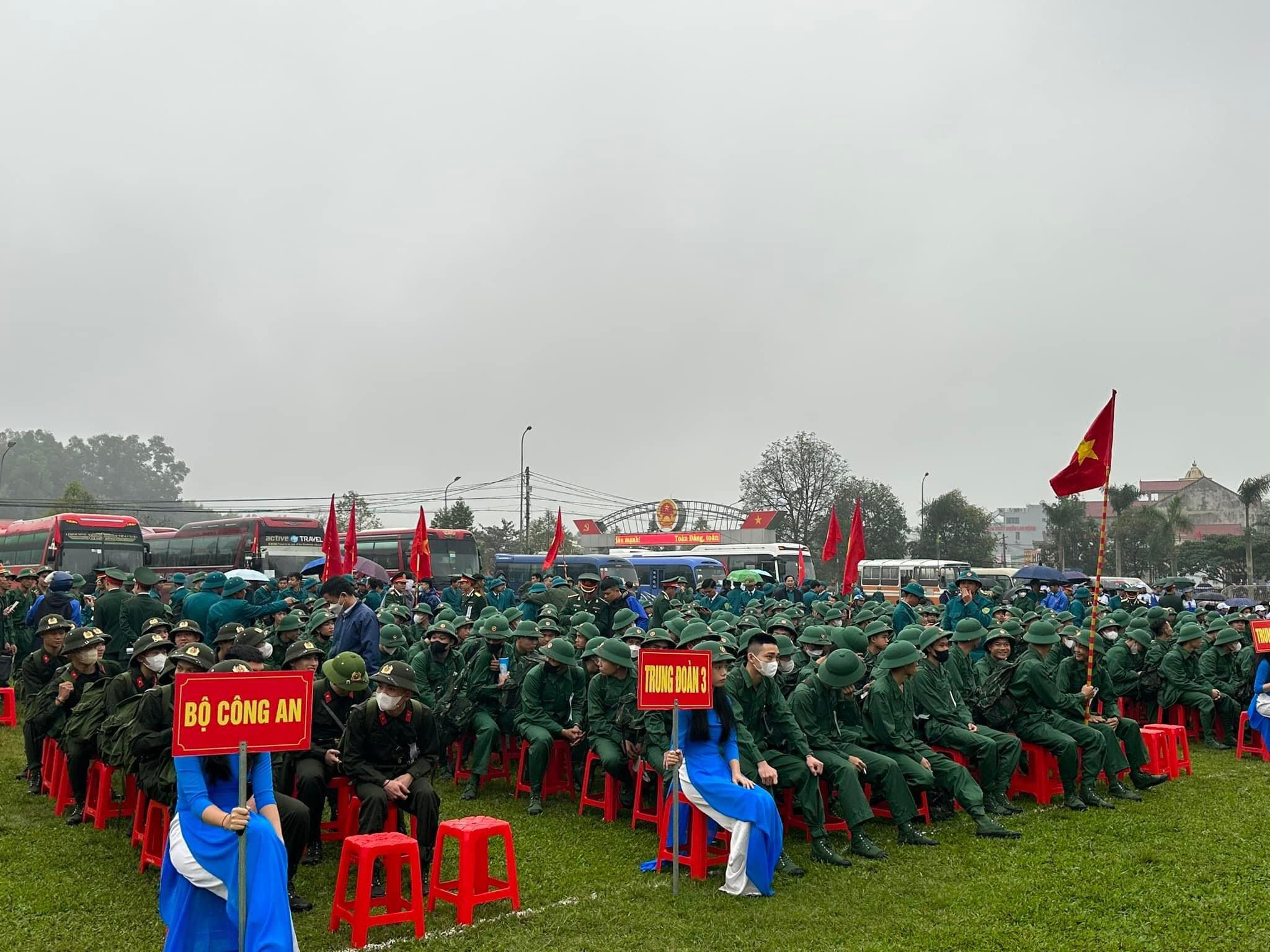 3.250 công dân Nghệ An lên đường nhập ngũ.