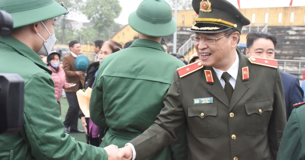 Giám đốc Công an tỉnh Thanh Hoá dự Lễ giao, nhận quân tại huyện Hậu Lộc