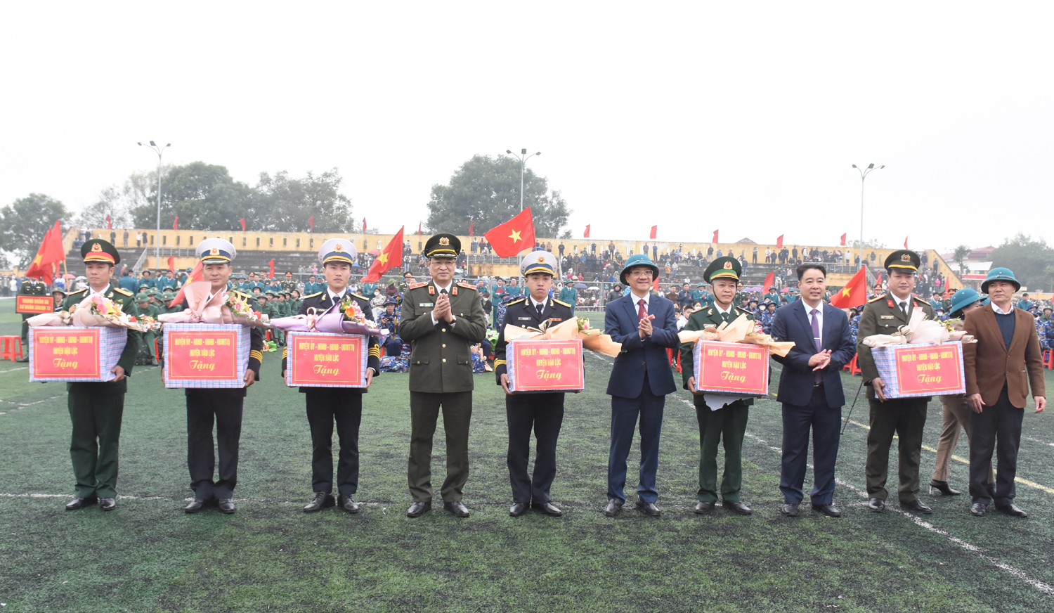 Thiếu tướng Trần Phú Hà, Giám đốc Công an tỉnh tặng hoa, tặng quà động viên các đơn vị nhận quân và các chiến sĩ