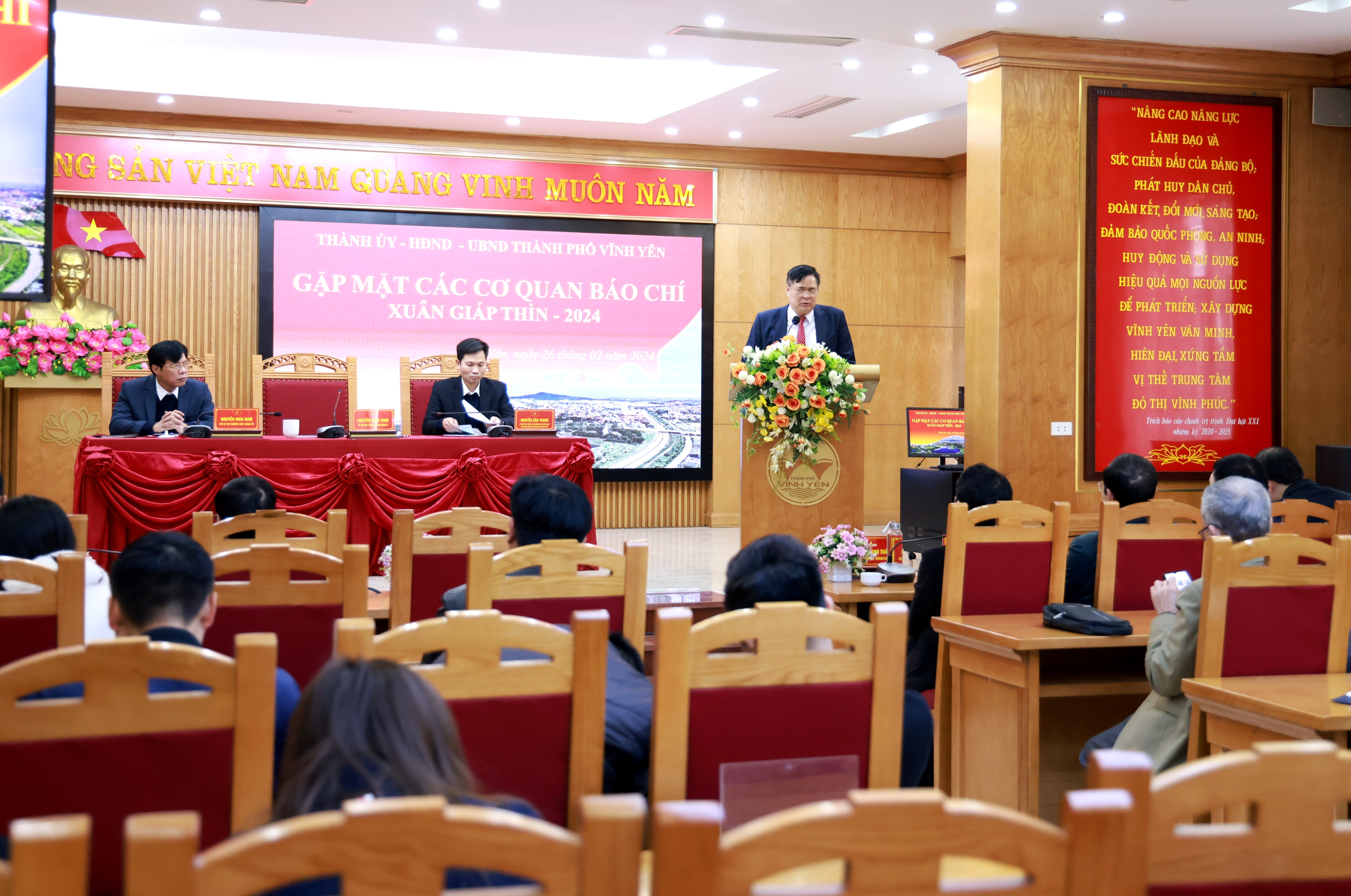 Bí thư Thành ủy Vĩnh Yên Nguyễn Ngọc Bình phát biểu tại buổi gặp mặt.