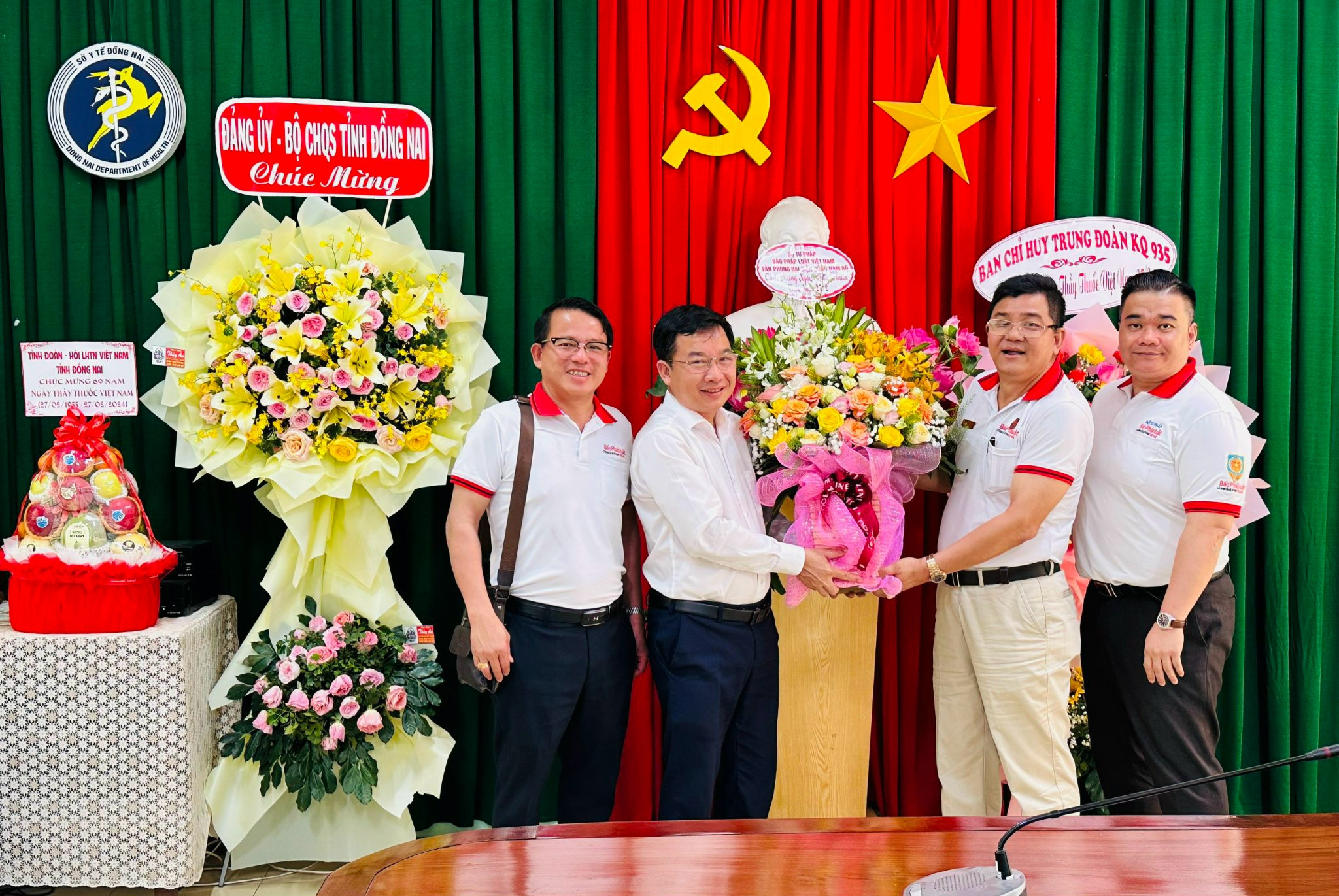 Ông Lê Quang Trung - Giám đốc Sở Y tế Đồng Nai nhận hoa chúc mừng từ Đại diện Báo Pháp luật Việt Nam, Văn phòng Đông Nam Bộ.