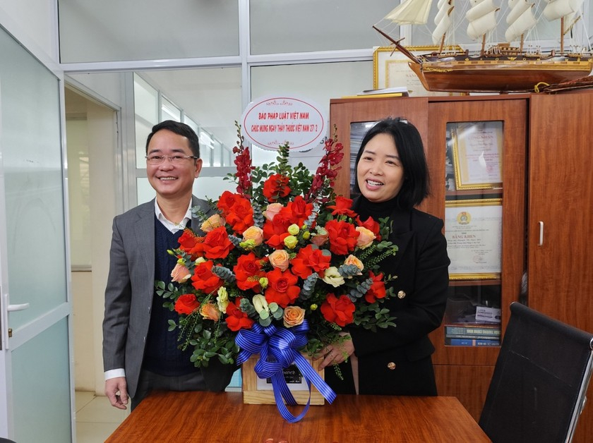 Tổng biên tập - TS Vũ Hoài Nam chúc mừng bà Nguyễn Thị Ngọc Yến, Giám đốc Trung tâm Pháp y Hà Nội.