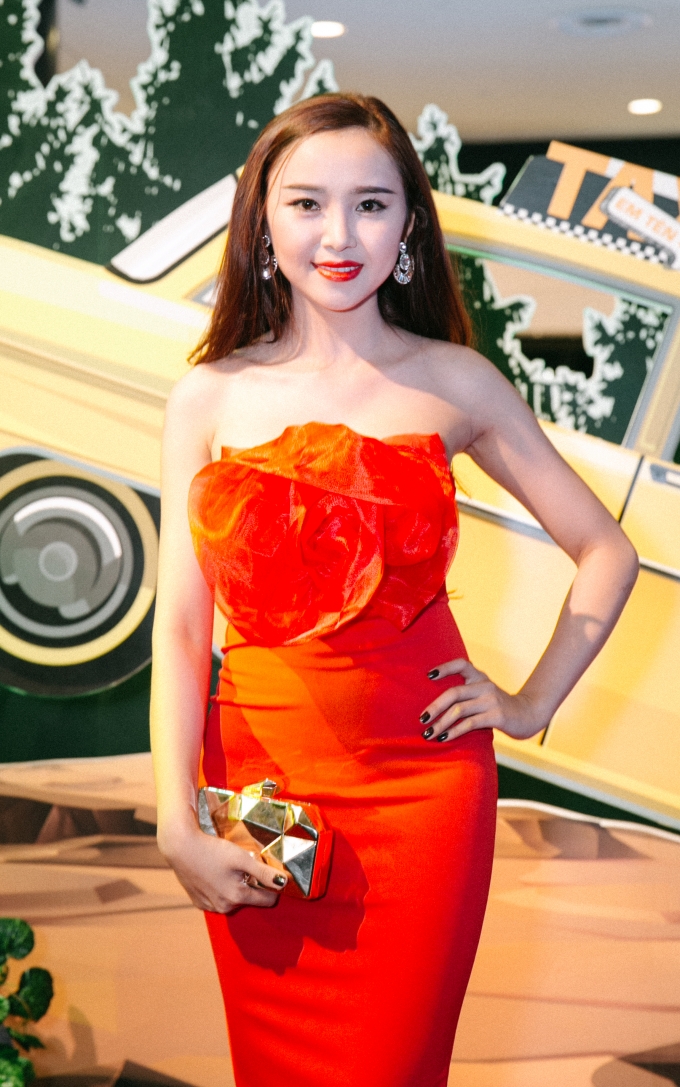 Hotgirl Lương L&ecirc; tươi thắm trong trang phục m&agrave;u cam rực rỡ.