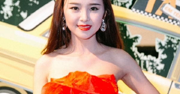 Hot girl Lương Lê quyến rũ dự ra mắt phim "Taxi em tên gì?"