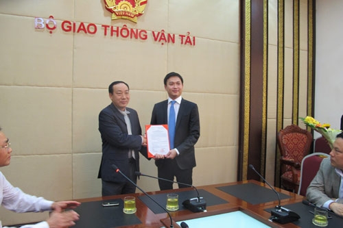 Thứ trưởng Nguyễn Hồng Trường trao quyết định bổ nhiệm cho &ocirc;ng Nguyễn Xu&acirc;n Ảnh.