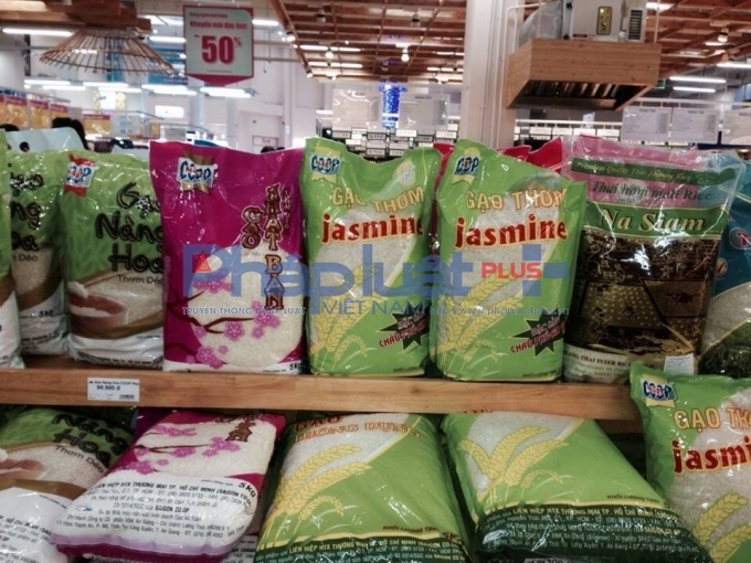 Si&ecirc;u thị Co-opMart Quảng B&igrave;nh vẫn b&agrave;y b&aacute;n sản phẩm gạo thơm jasmine .